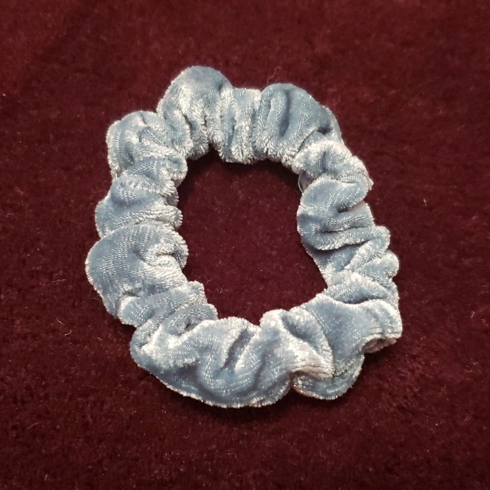 🔴 🆓️ FREE* Sky Blue Velvet Skinny Hair Scrunchie 🔴